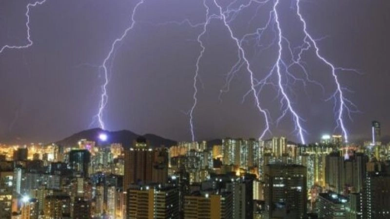 Nhiệt độ tăng đột biến tại điểm phóng của tia sét