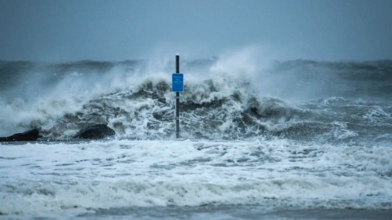 Lực đẩy từ gió làm sóng do bão phát triển nhanh chóng