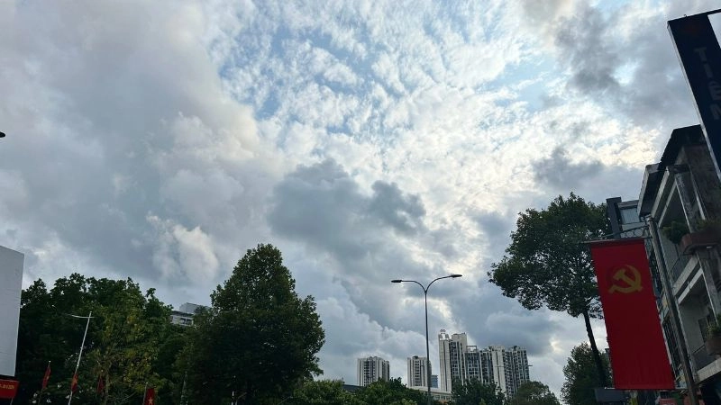 Mây tan dần khi bầu trời chuyển sang trạng thái tạnh mưa