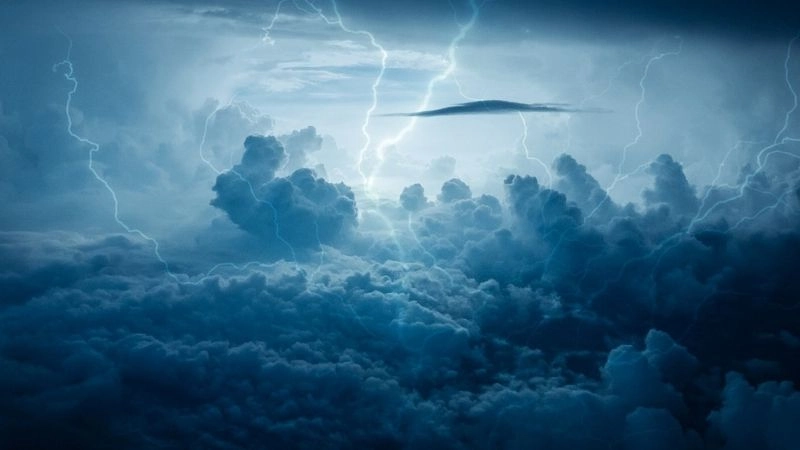 Blue lightning mô tả sự phát sáng mạnh của tia chớp xanh