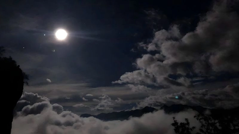 Mây che phủ có thể làm lu mờ ánh sáng của vầng trăng
