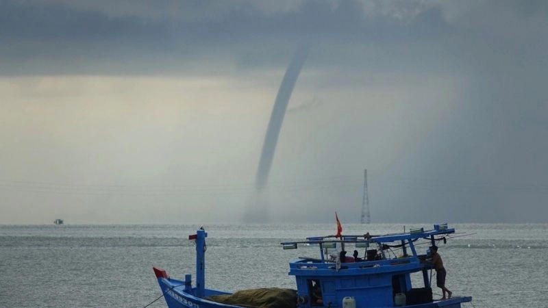 Gió xoáy mạnh tạo lực quay hình thành vòi rồng nước