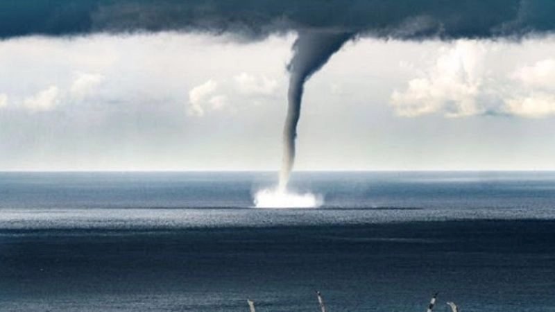 Cột nước xoáy cao vút cho thấy sức mạnh của vòi rồng nước