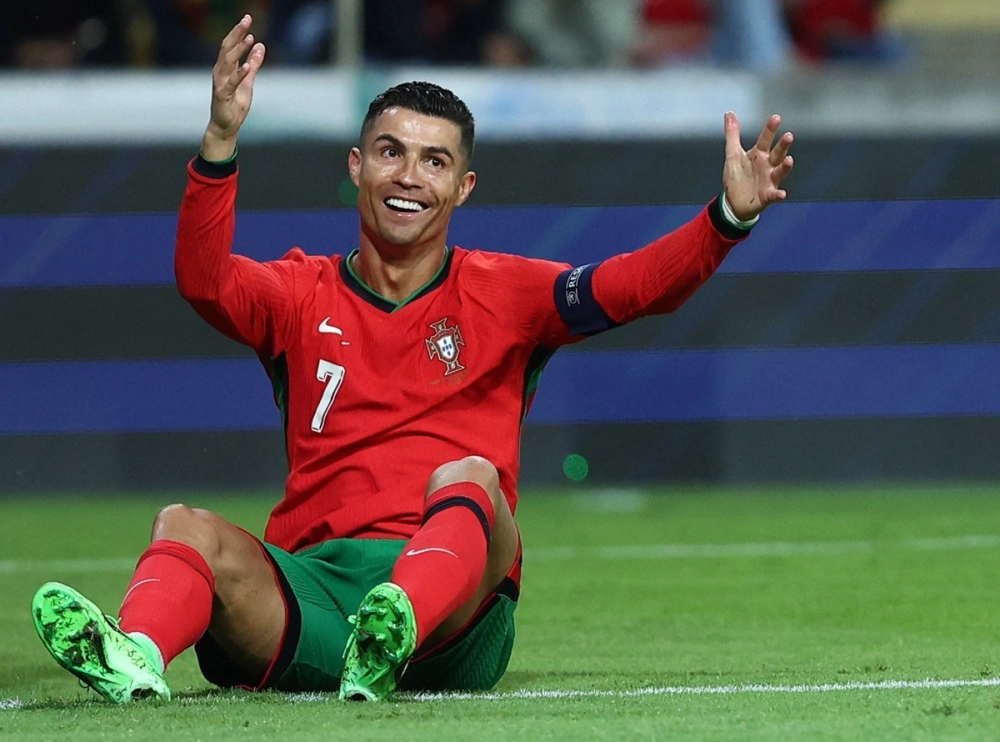 Ảnh nền ronaldo phù hợp màn hình điện thoại