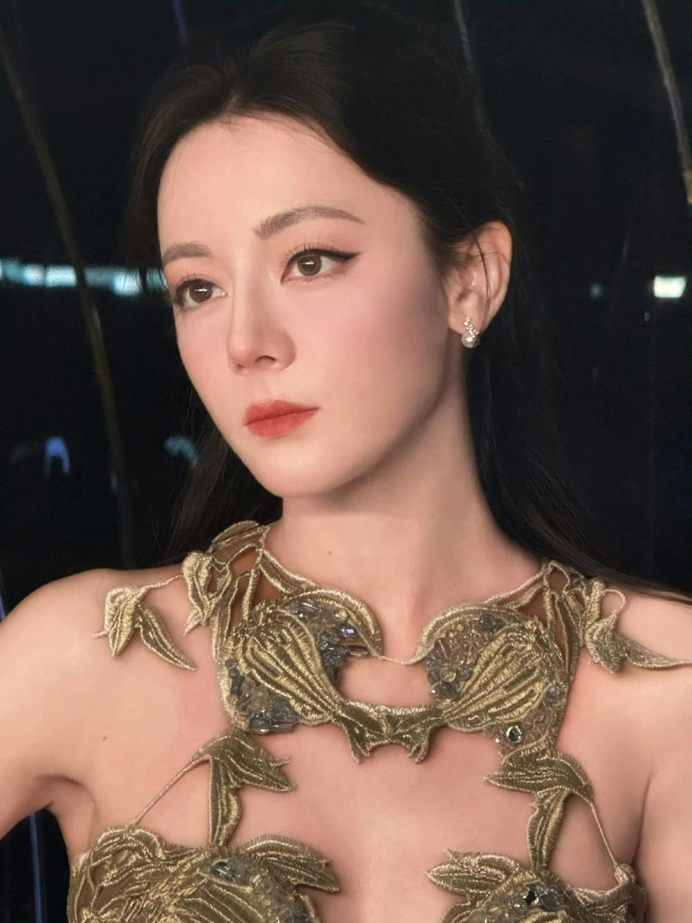 Địch Lệ Nhiệt Ba phim nào cũng gây chú ý