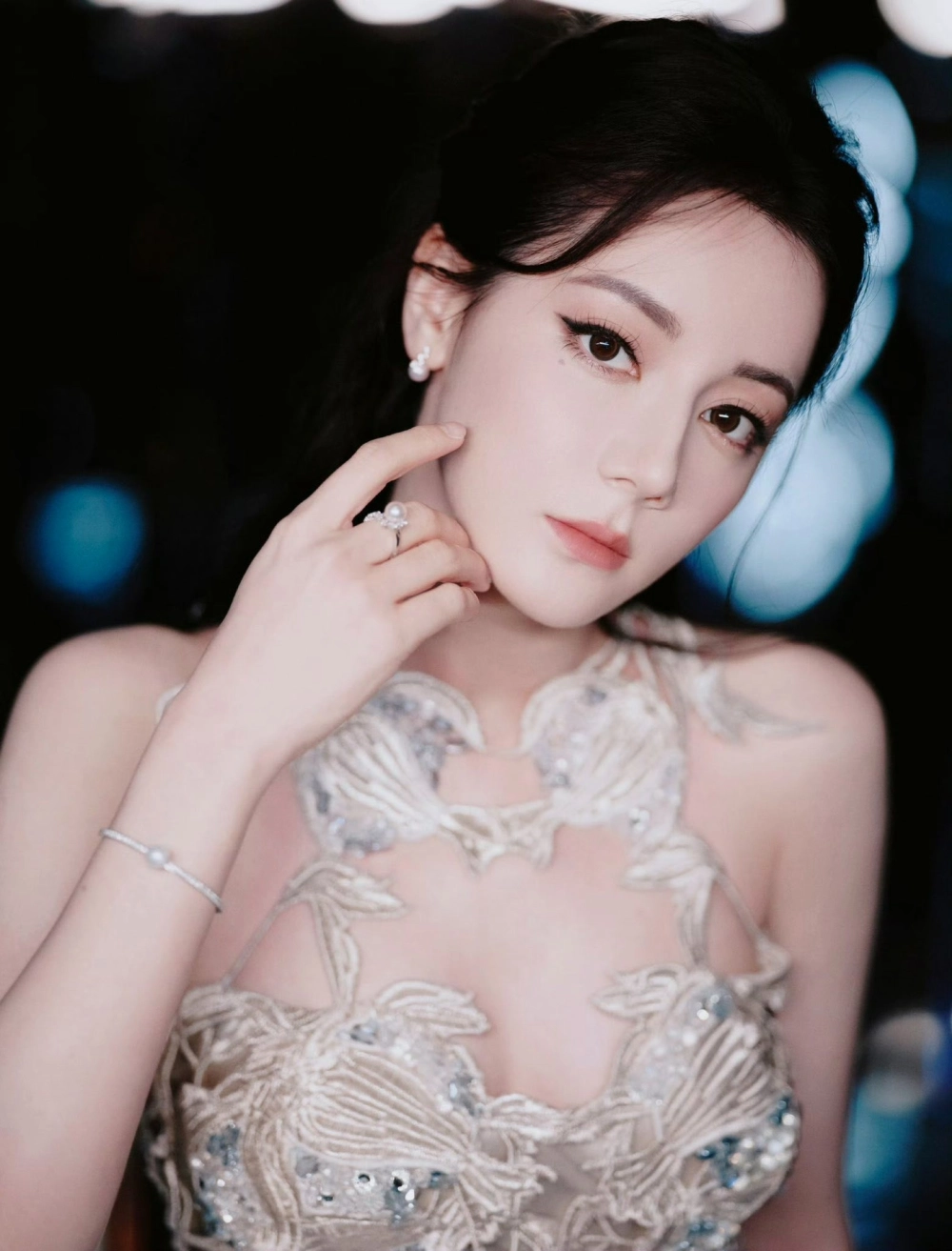 Địch Lệ Nhiệt gây ấn tượng với vẻ đẹp lạ