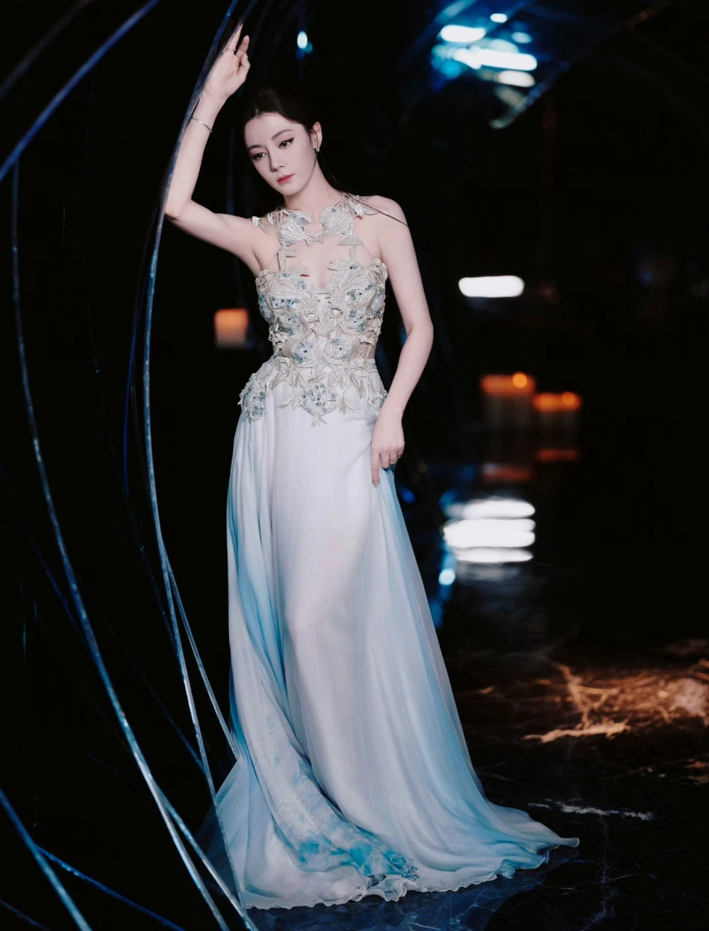 Địch Lệ Nhiệt Ba mặt mộc vẫn rất xinh