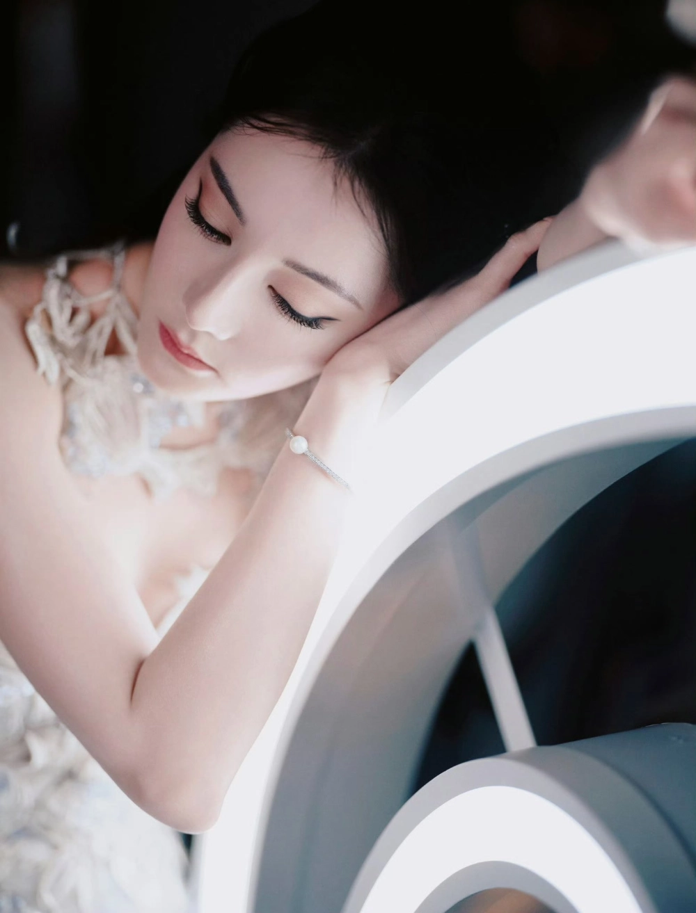 Nữ vệ sĩ xinh đẹp Địch Lệ Nhiệt Ba gây