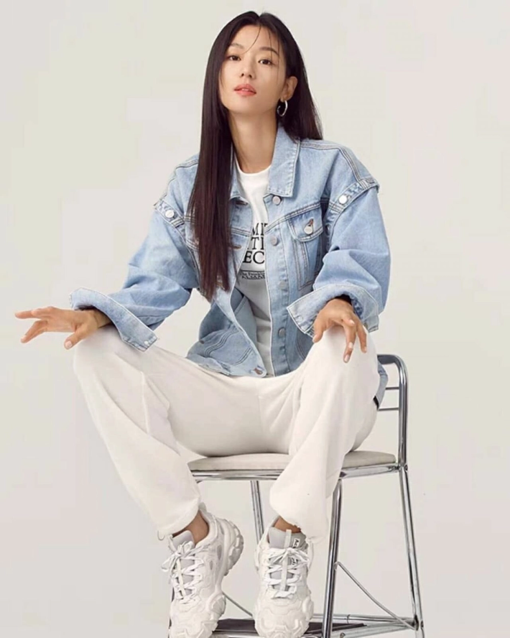 Actress Jun Ji Hyun nổi bật với diễn xuất tự nhiên và thần thái khó thay thế.