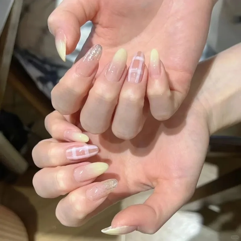 Kiểu nail caro trẻ trung giúp móng tay nổi bật