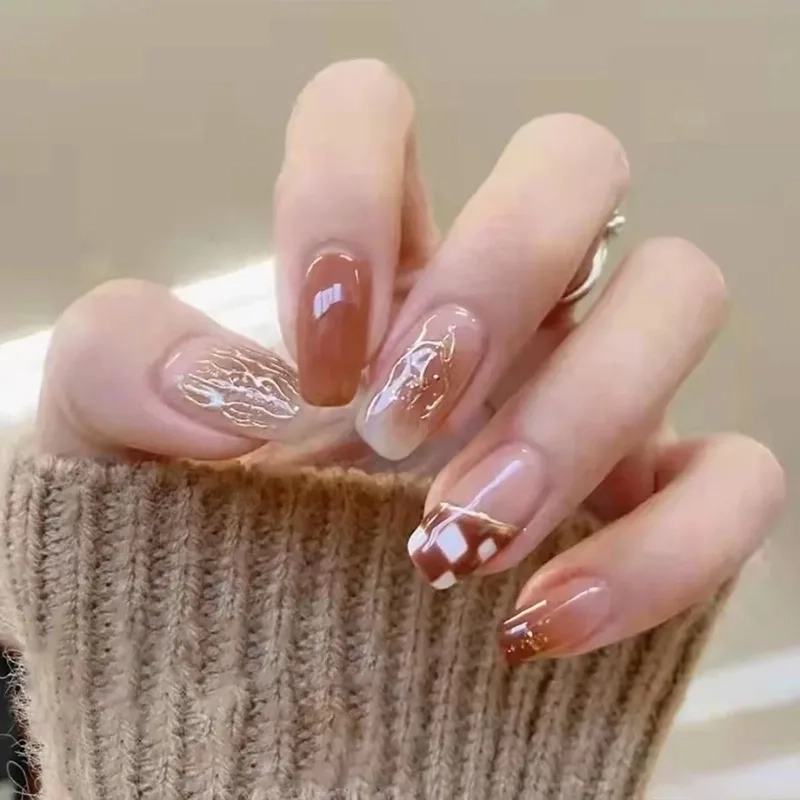 Kiểu nail caro trẻ trung giúp móng tay nổi bật