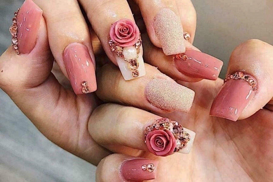 Mẫu nail hoa hồng sang trọng phù hợp nhiều độ tuổi
