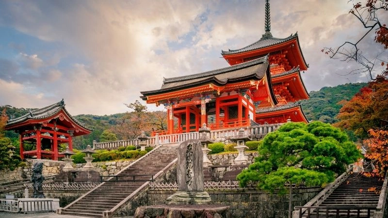 Hành vi chụp ảnh và chạm tay vào tượng Phật