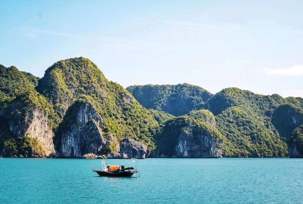 Vịnh Lan Hạ Cát Bà đẹp và yên bình.