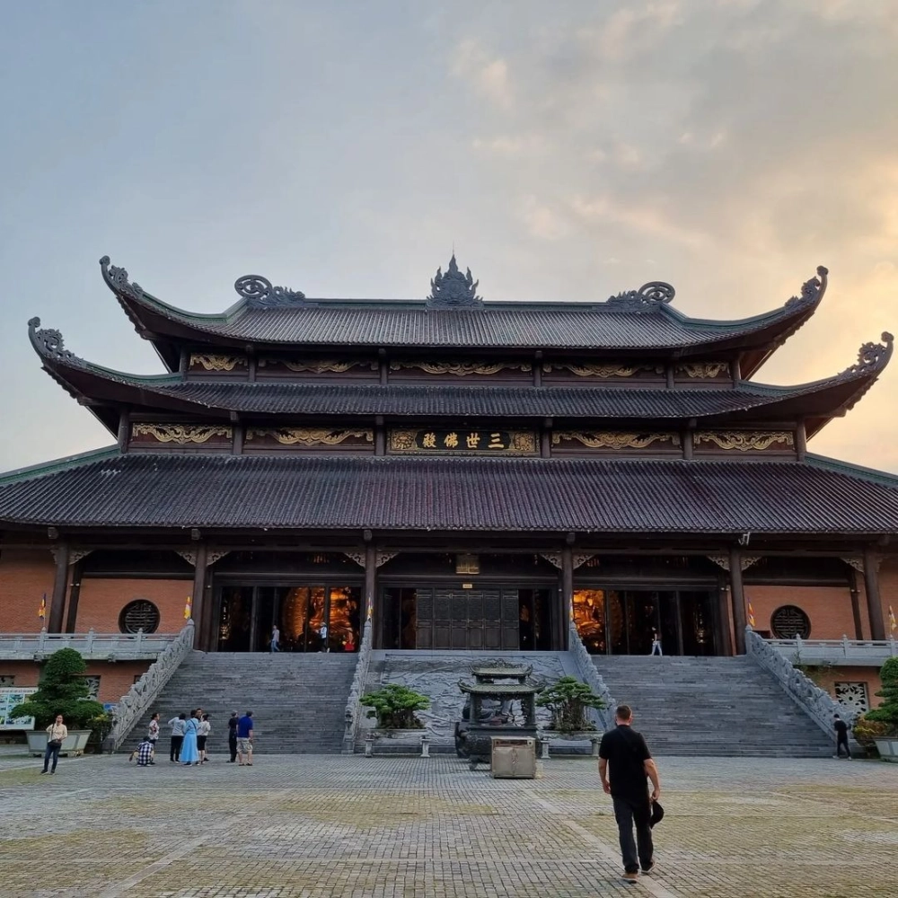 Du lịch Ninh Bình chùa Bái Đính ngày càng phát triển.