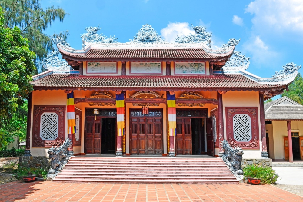 Kiến trúc chùa Hà mang vẻ đẹp thanh tịnh.