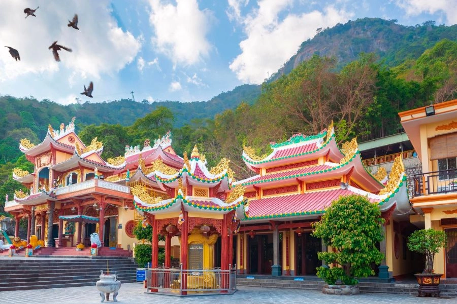 Chùa Linh Sơn Tiên Thạch gắn với Núi Bà Đen.