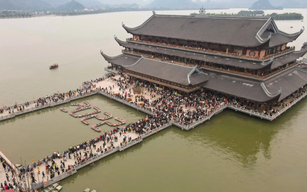 Quần thể chùa Tam Chúc mang quy mô hoành tráng.