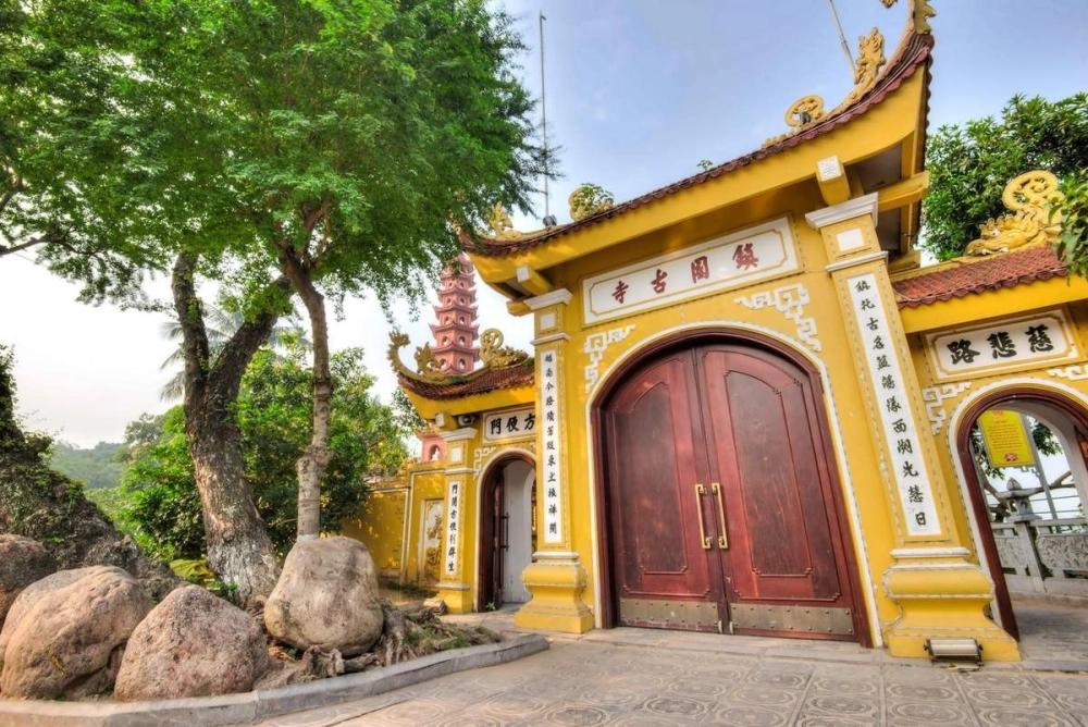 Chùa Trấn Quốc bên Hồ Tây có phong cảnh đẹp.