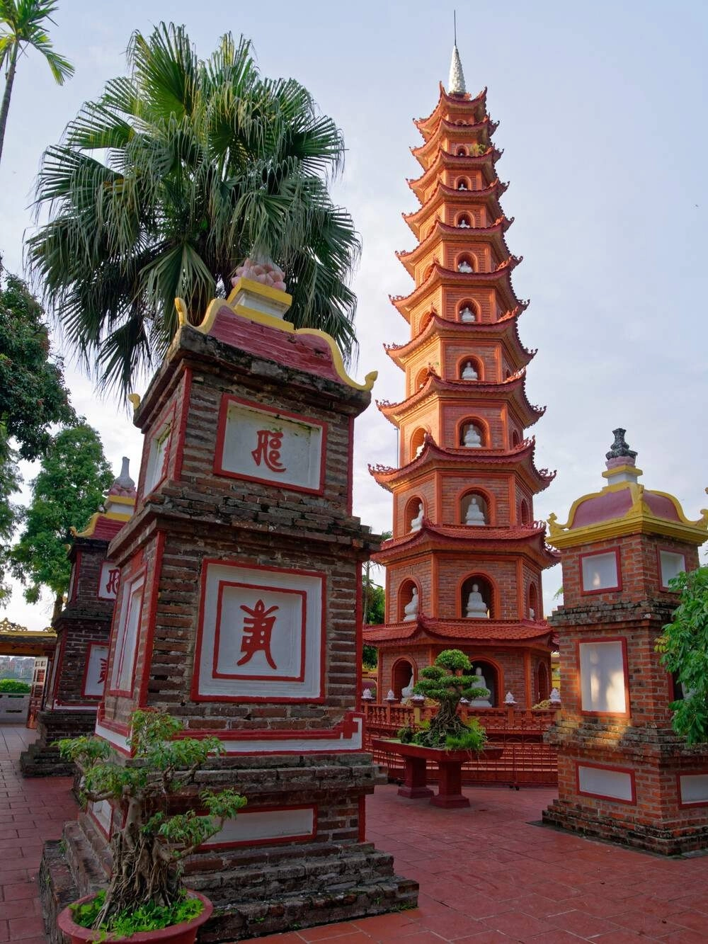 Chùa Trấn Quốc cổ mang dấu ấn thời gian.