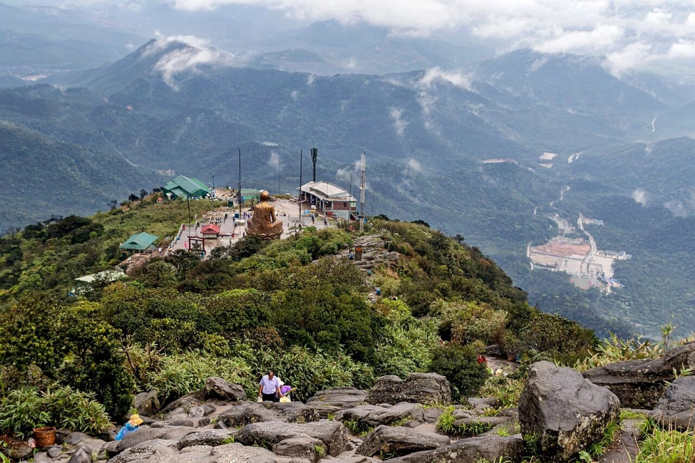 Danh thắng Yên Tử nổi bật với cảnh núi non.