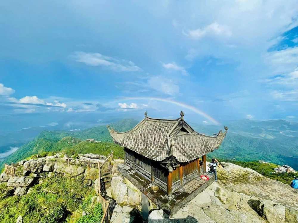 Cáp treo Yên Tử giúp di chuyển thuận tiện.