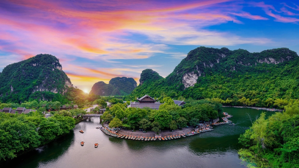 Khu du lịch Tràng An là di sản thế giới nổi tiếng.