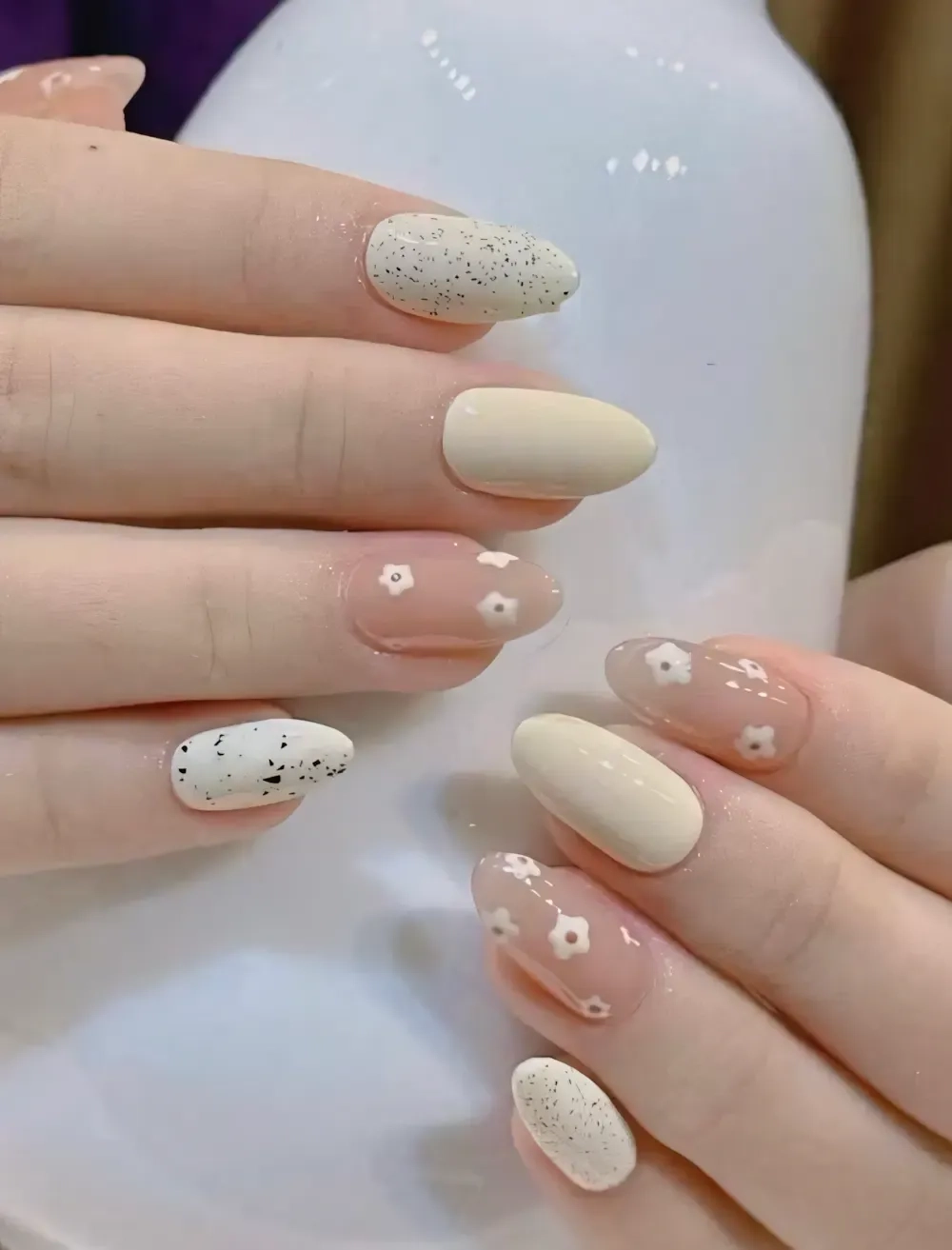 Nail trắng sữa đơn giản phù hợp đi làm và sinh hoạt hằng ngày.