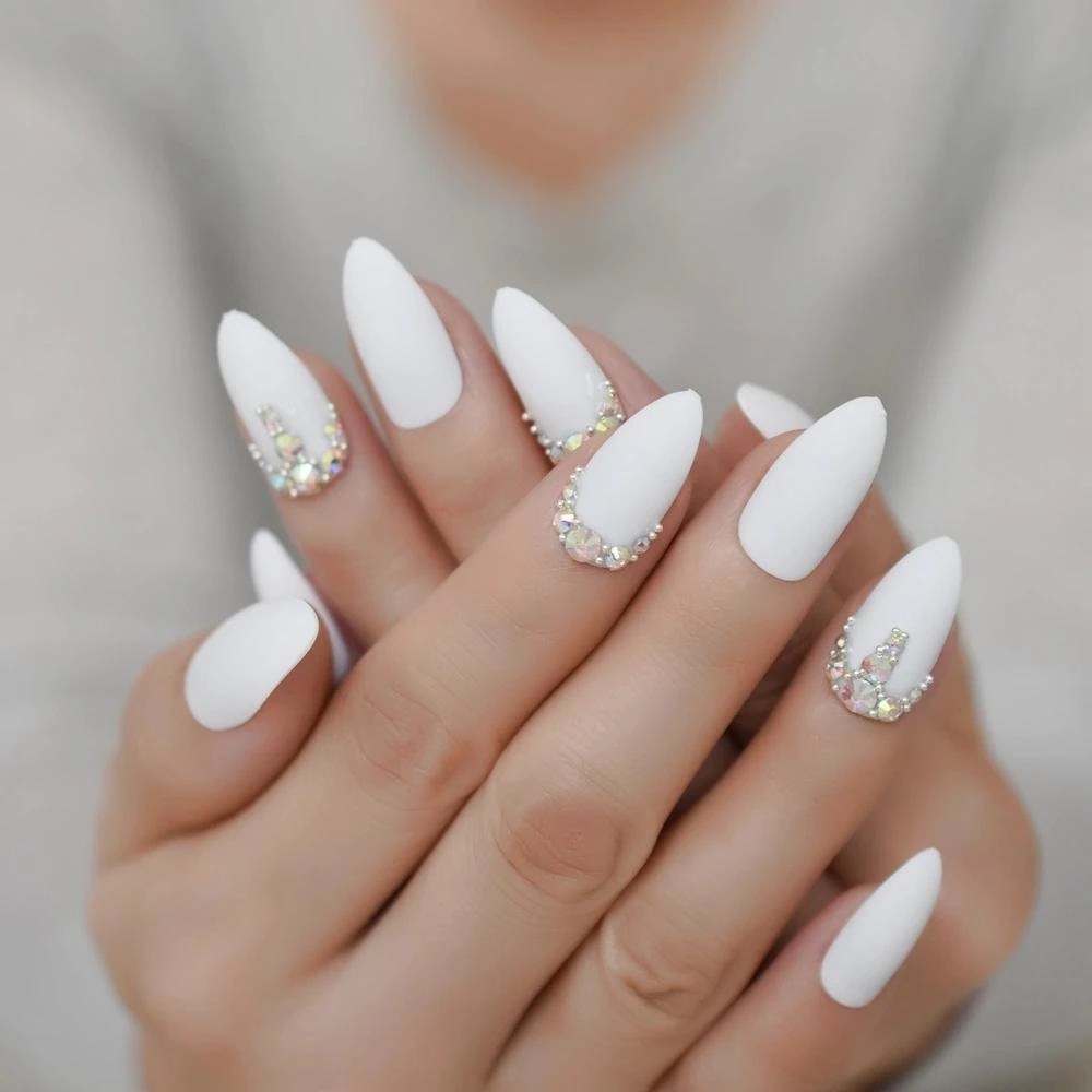 Mẫu nail cô dâu màu trắng sữa sang trọng, tinh khôi.