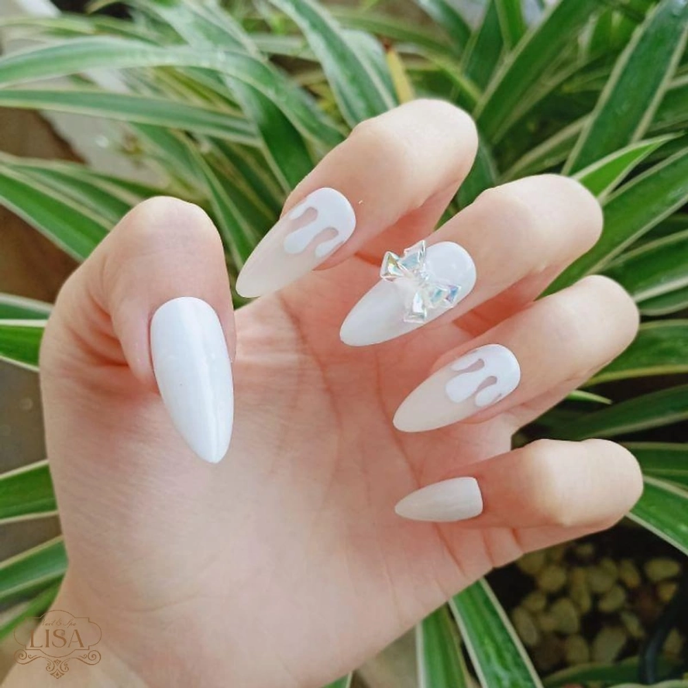 Nail thạch trắng sữa trong veo, tạo cảm giác nhẹ nhàng.