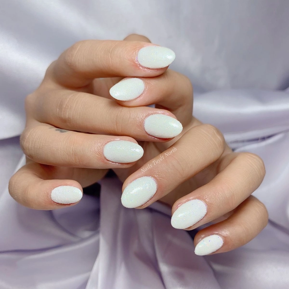 Trắng sữa nail mang phong cách tối giản, tinh tế.
