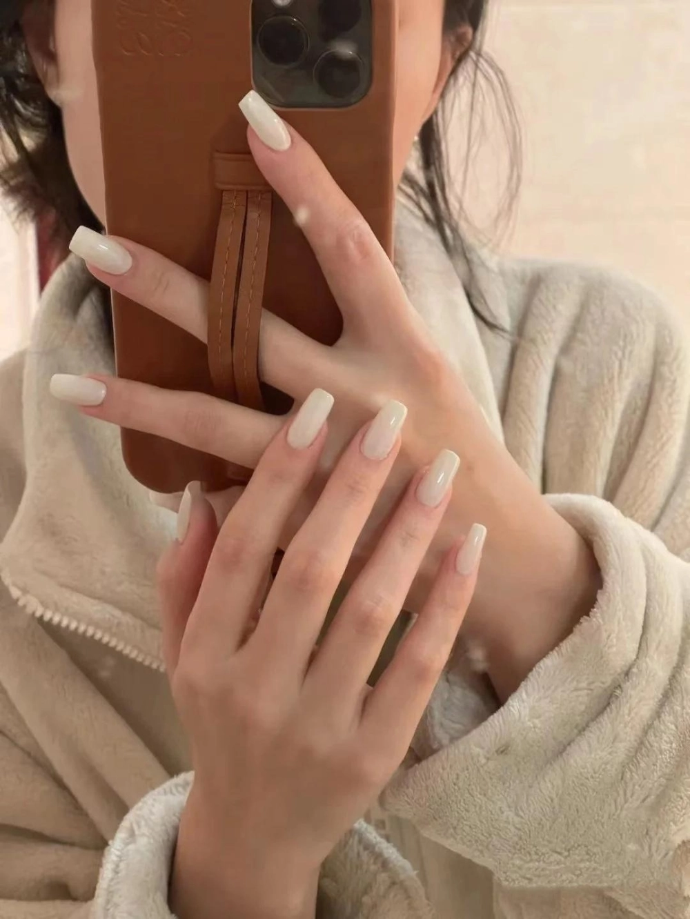 Nail trắng sữa nhẹ nhàng, tinh tế và rất dễ phối đồ.