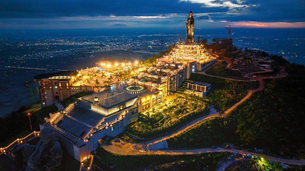 Đỉnh Núi Bà Đen có tầm nhìn bao quát.