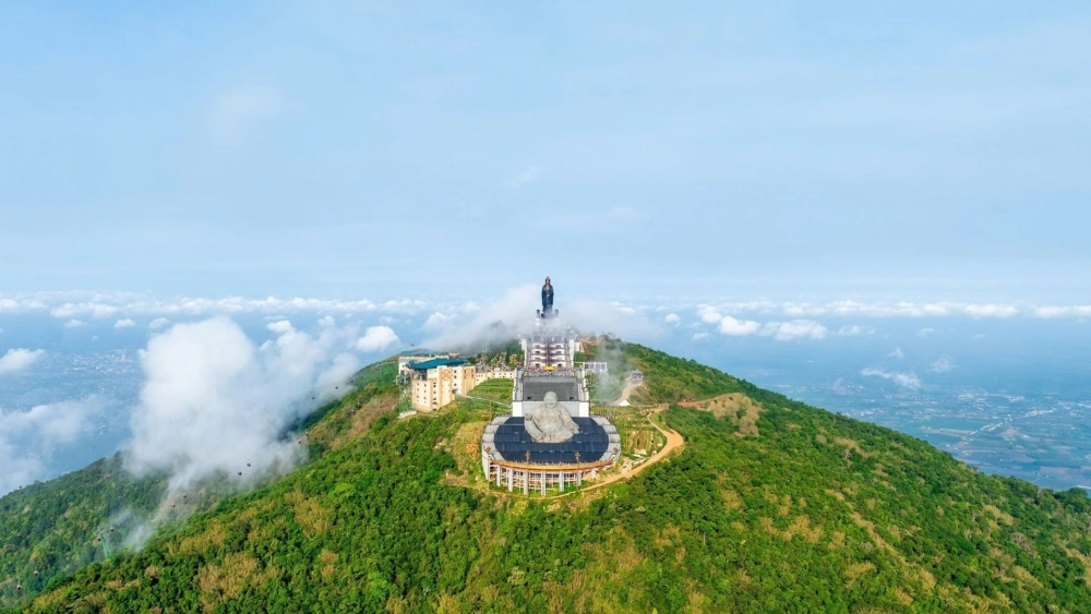 Check in Núi Bà Đen được giới trẻ yêu thích.