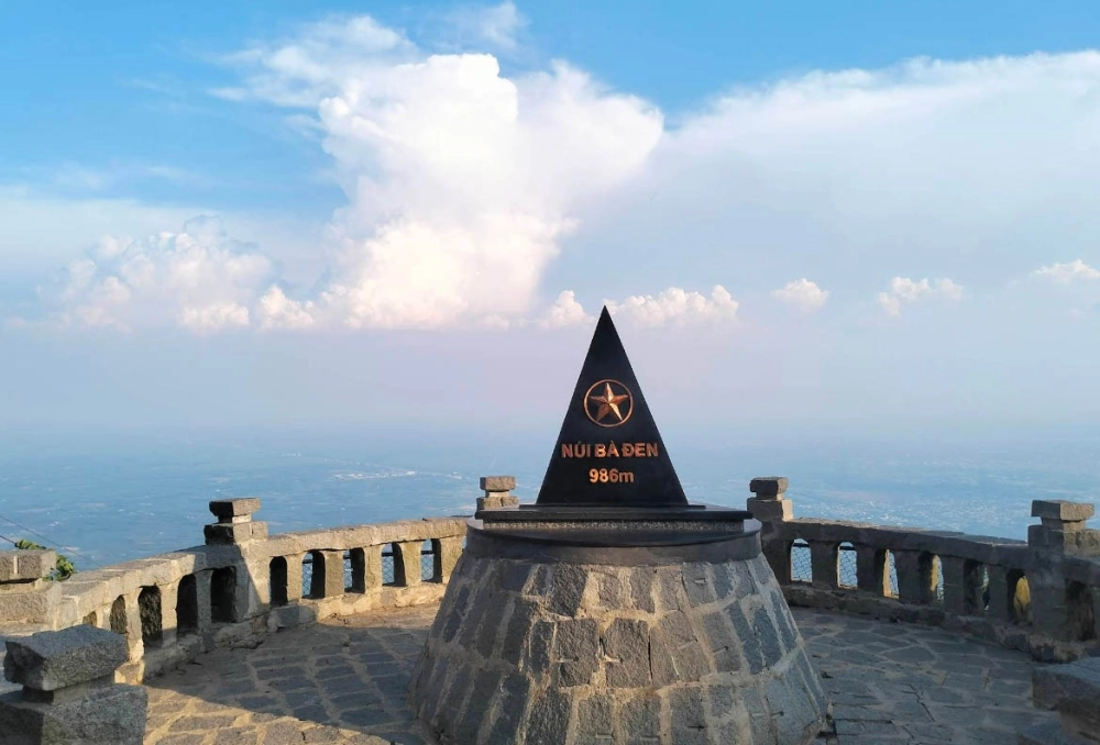 Hành hương Núi Bà Đen là nét đẹp tín ngưỡng.