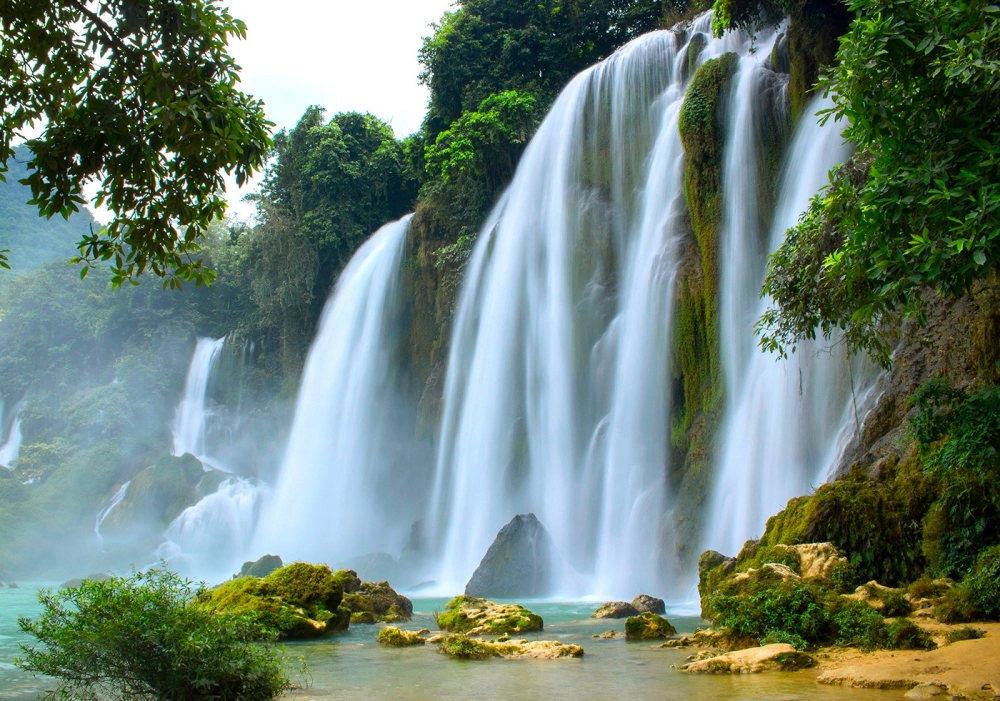 Thác Bản Giốc Cao Bằng thu hút đông đảo du khách.