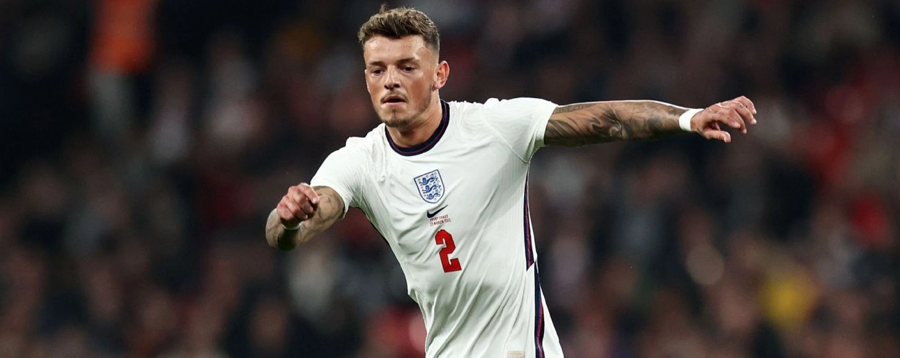 Ben White cầm bóng trong trận đấu của Đội tuyển Anh