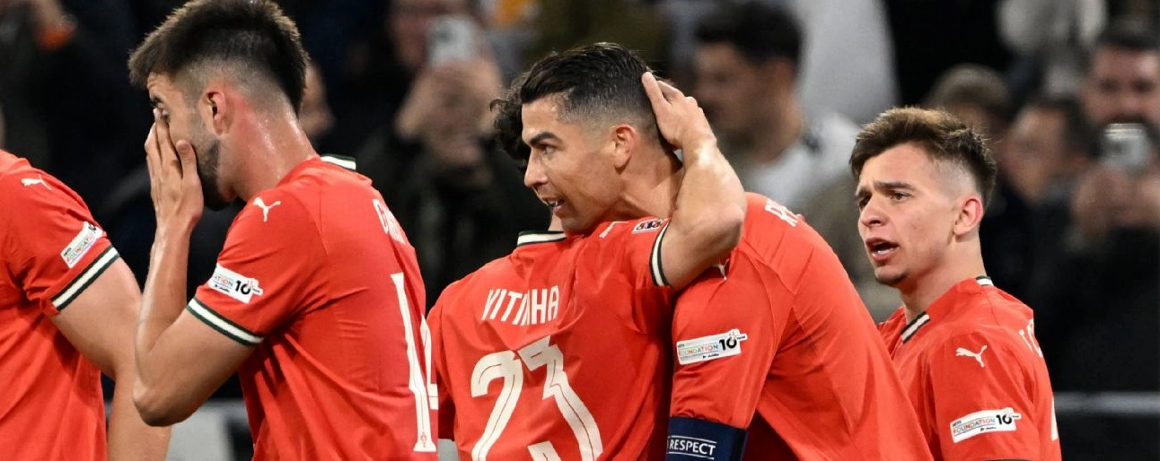 Các cầu thủ đội tuyển Bồ Đào Nha ăn mừng bàn thắng, João Neves có thể là một phần trong tương lai