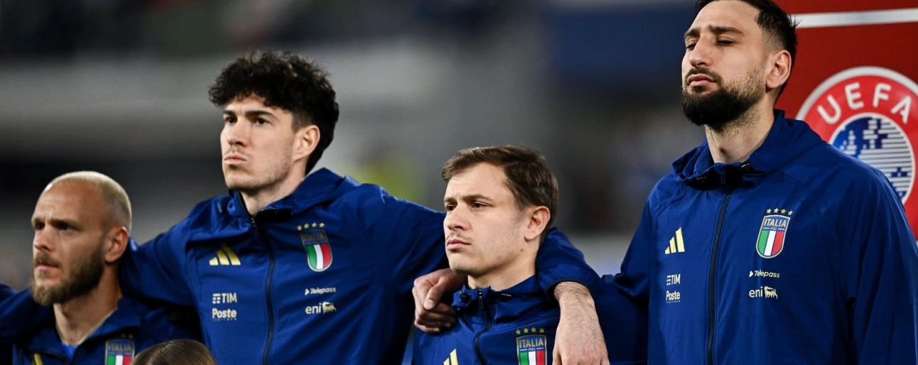 Các ngôi sao đội tuyển Ý cùng nhau ăn mừng sau một trận đấu căng thẳng