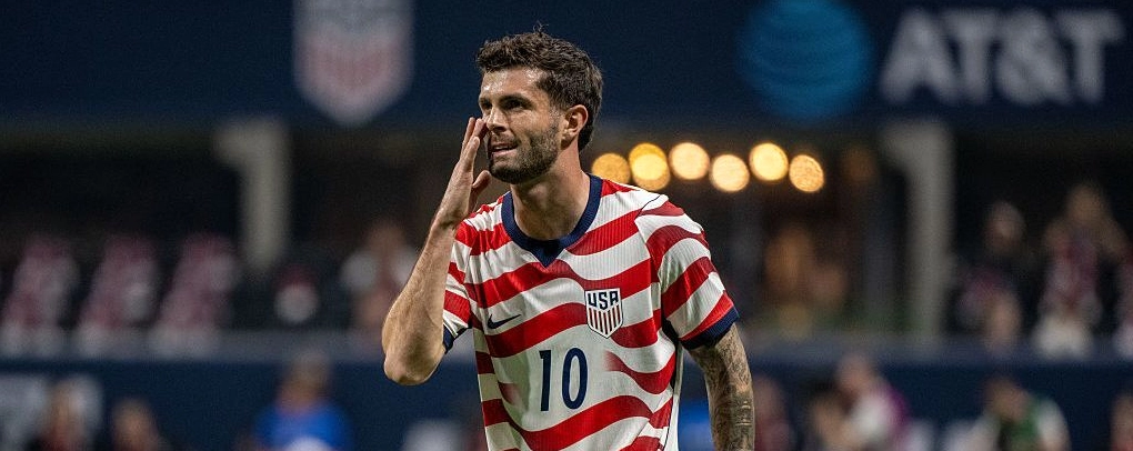 Cầu thủ bóng đá đang nỗ lực thi đấu trên sân cỏ trong một trận cầu căng thẳng