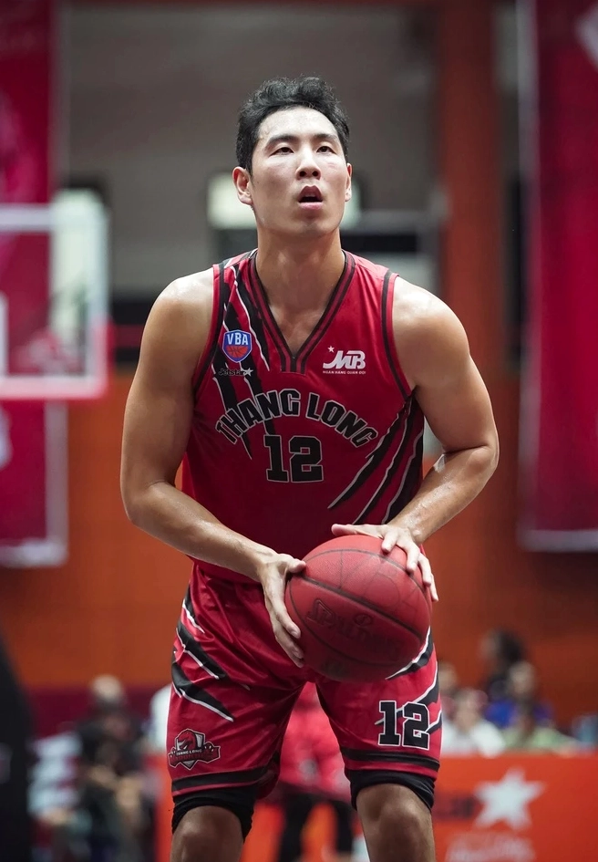 Cầu thủ bóng rổ Justin Young trên sân đấu. Tiểu sử Cy Young