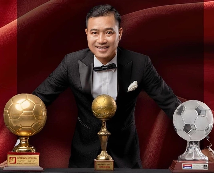 Cựu danh thủ Nguyễn Hồng Sơn trên sân cỏ trong màu áo đội tuyển Việt Nam