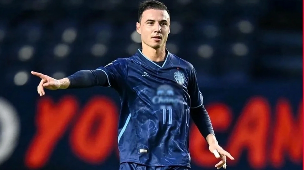 Dion Cools trên sân cỏ, thể hiện sự nghiệp đang phát triển của anh