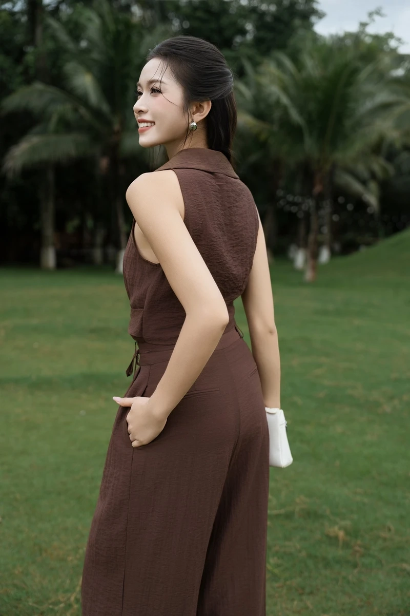 Style gái mặc croptop ngắn năng động xuống phố