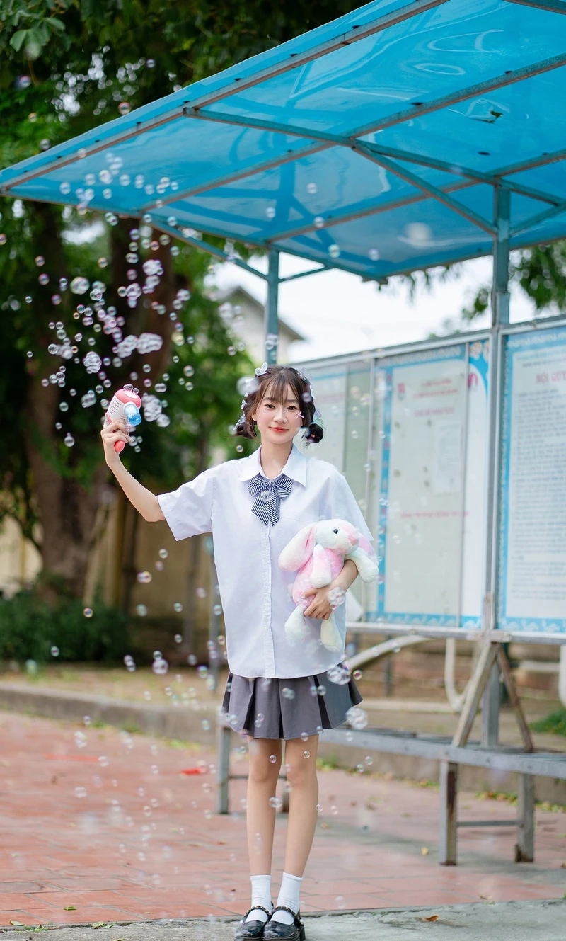 Đôi chân dài miên man khi gái đẹp mặc váy học sinh ngắn