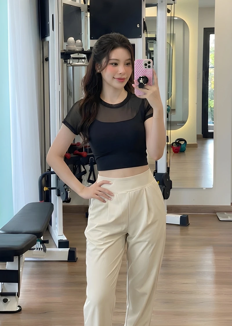 Phong cách năng động trẻ trung của gái gym mặc đồ thể thao