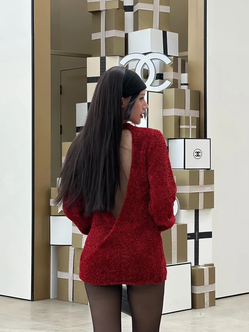 Nổi bật giữa đám đông cùng Gái đẹp mặc đầm hở lưng