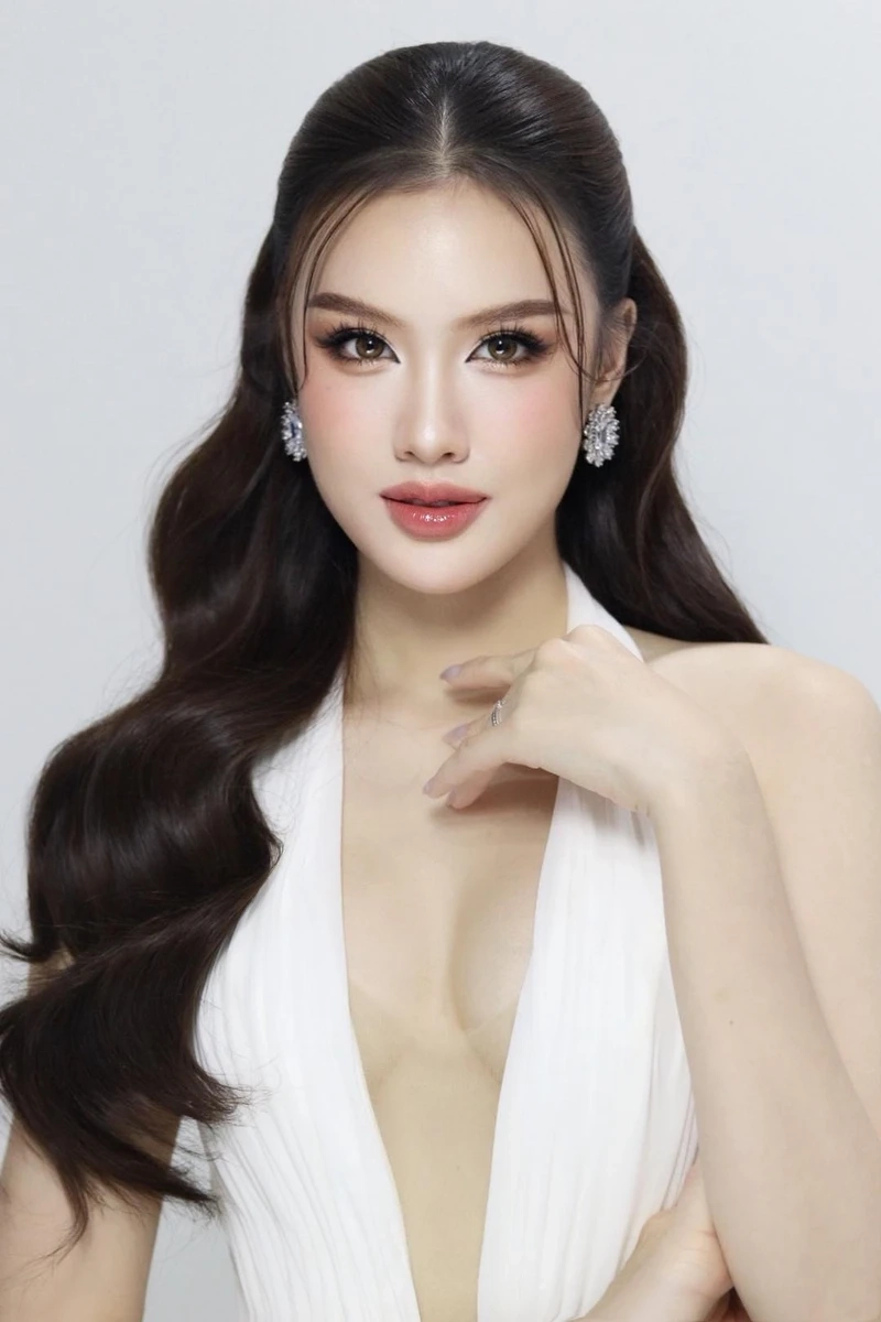 Đường cong hoàn hảo của Gái đẹp mặc áo hở lưng sexy