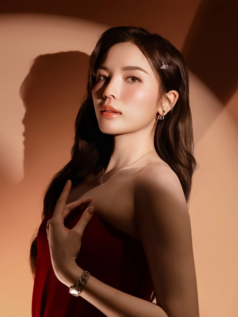 Thần thái sang chảnh khi Gái xinh mặc áo hở lưng quyến rũ