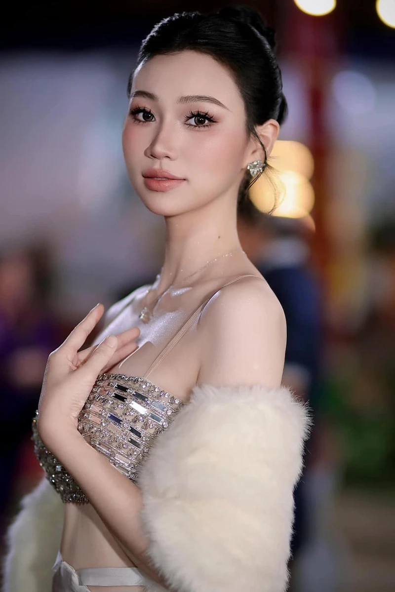 BST mới nhất cùng người mẫu mặc đầm xuyên thấu